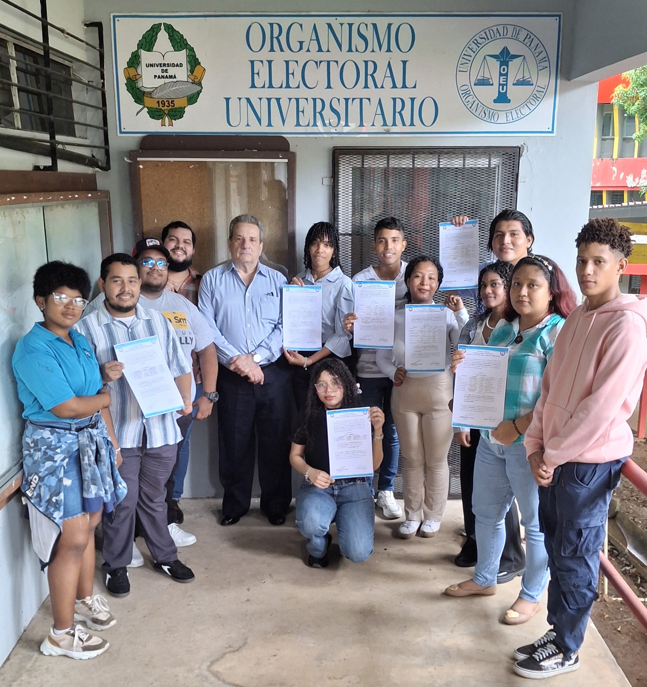 foto grupal de estudiantes